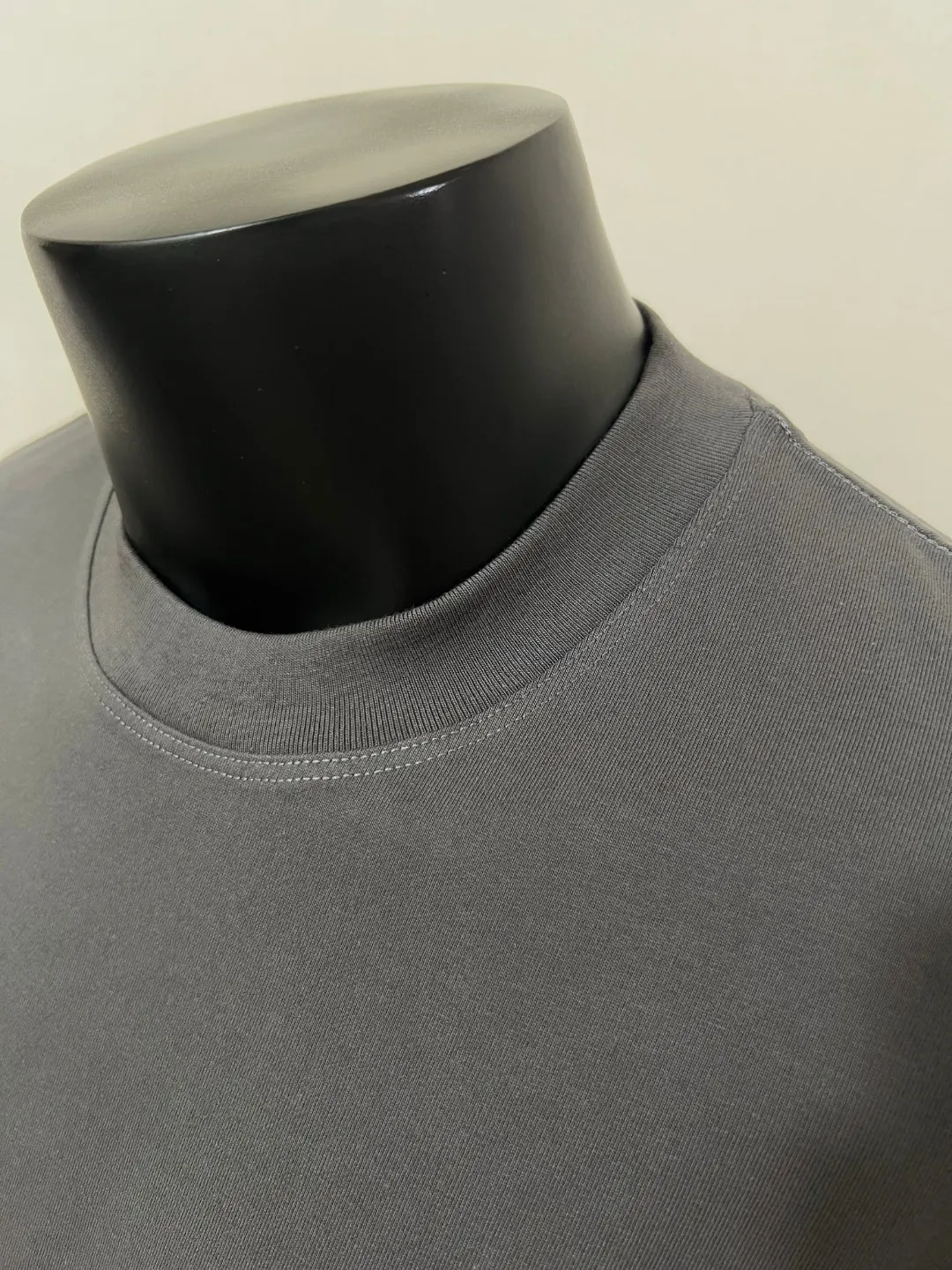 P140 STONE ISLAND top version, differentiated currency, 2025ss official website synchronization, embroidered small label LOGO short-sleeved T-shirt, 64 counts, high density 240g double yarn pure cotton, imported machine embroidered small label, embroidered letters are clean and neat, supports NFC scanning code to enter GW, YB ready-to-wear fabric collar hemming, shoulder bone and tight thread It will not deform after being worn for a long time. It has been washed with high temperature for 4 times. It does not fade, shrink or pill. It is comfortable and stretchable. It is a must-have wardrobe item. Same style for men and women. Five colors: lilac gray, dark gray, white, black, copper brown. Size: XS-L. Maximum L can wear 200 pounds.